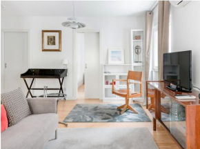 Walk to Museums from a Bright Apartment in a Historical Area
